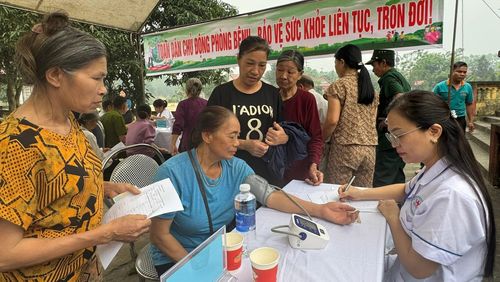 Người dân được khám sàng lọc các bệnh lý phổ biến tại chương trình.