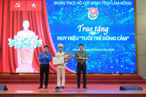 Công an tỉnh Lâm Đồng, Tỉnh Đoàn trao Huy hiệu “Tuổi trẻ dũng cảm” và Bằng khen của Trung ương Đoàn cho Đại úy Lê Đình Thành, Phó Đội trưởng Phòng An ninh kinh tế