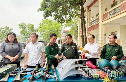 Các đại biểu tham quan khu vực trưng bày, chuẩn bị thao trường phục vụ huấn luyện Dân quân năm 2026.