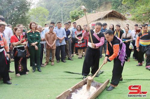 Trải nghiệm giã bánh dày tại Lễ hội cầu mùa dân tộc Mông, xã Gia Phù.