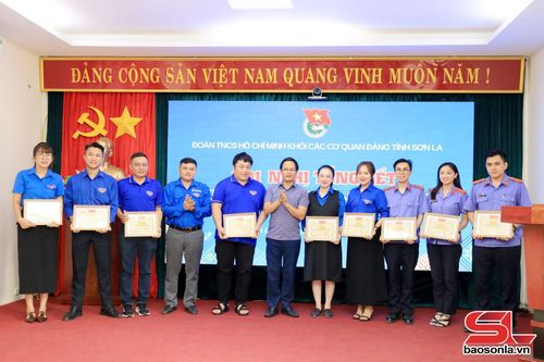 Trao giấy khen cho cá nhân có thành tích trong hoạt động Tháng Thanh niên năm 2026.
