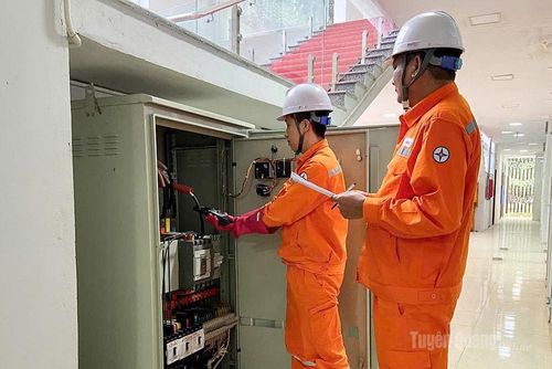 Trời nóng, Công ty Điện lực Tuyên Quang tăng cường kiểm tra các trạm biến áp, thiết bị điện, bảo đảm an toàn.