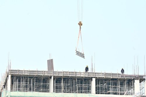 Các công trình xây dựng trên địa bàn tỉnh, công nhân vẫn hối hả làm việc, bảo đảm tiến độ đề ra.