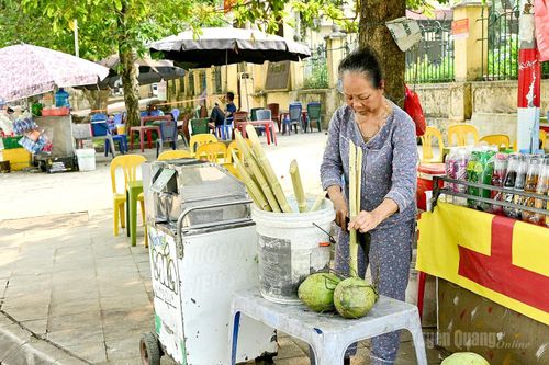 Những quán giải khát đắt hàng mùa nắng nóng.