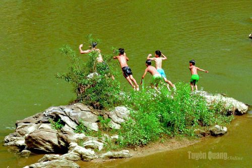 Những ngày nắng nóng, cảnh báo các em nhỏ ra ao, hồ, sông, suối tắm, thiếu sự giám sát của người lớn, dễ xảy ra tình trạng đuối nước.