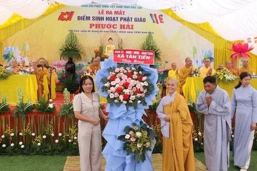 Lẵng hoa chúc mừng của lãnh đạo xã Tân Tiến