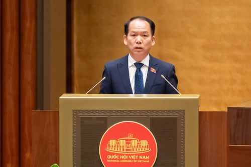 Bộ trưởng Bộ Tư pháp Hoàng Thanh Tùng trình bày tờ trình về dự án Luật Hộ tịch (sửa đổi). Ảnh: Media Quốc hội.