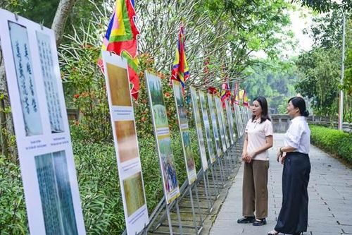 Lễ hội trưng bày pano, tư liệu giới thiệu di sản văn hóa xứ Thanh. Ảnh: Phương Anh/ báo Thanh Hóa