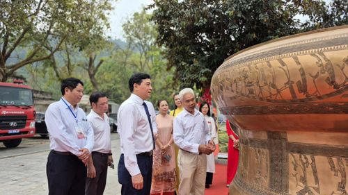 Các đại biểu, người dân chiêm ngưỡng tác phẩm trống đồng kích cỡ lớn được chế tác công phu. Ảnh: BTC