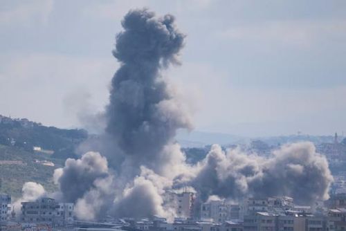 Khói bốc lên từ một vụ nổ ở Lebanon sau một cuộc tấn công của Israel ngày 8/4. Ảnh Reuters.
