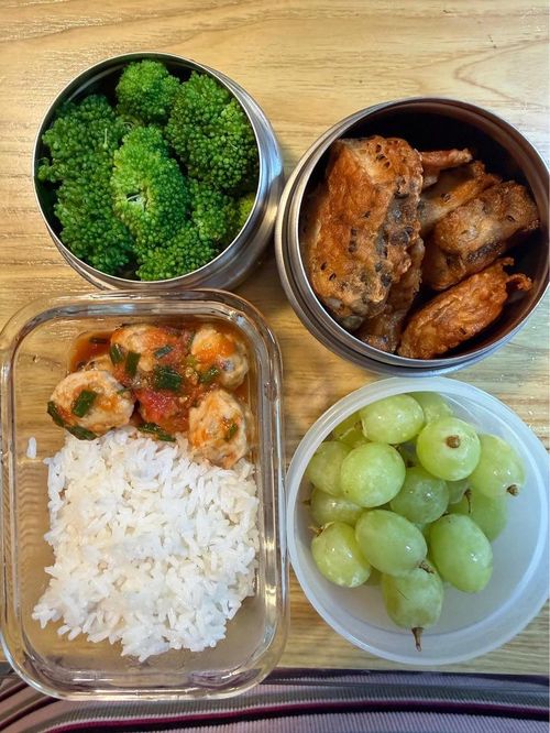 Cắt bán trú, phụ huynh tự chuẩn bị từng suất cơm mang đến trường cho con, đổi lại sự yên tâm về an toàn thực phẩm. Ảnh: NVCC.