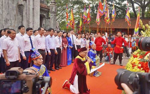 Buổi lễ trọng trong Đền Bà Triệu. Ảnh: Gia Bảo