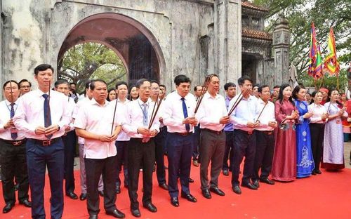 Chủ tịch UBND tỉnh Thanh Hóa Nguyễn Hoài Anh cùng lãnh đạo tỉnh Thanh Hóa và đông đảo nhân dân dâng hương tại Lễ hội đền Bà Triệu năm 2026. Ảnh: Gia Bảo