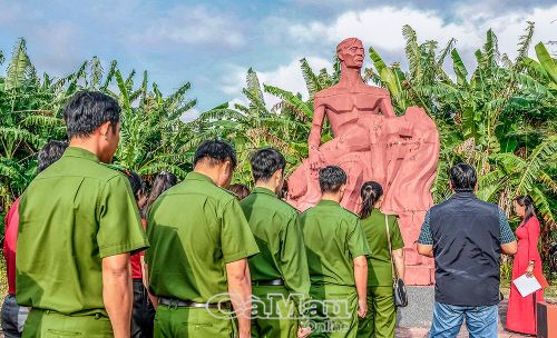 Lực lượng vũ trang tham quan, tìm hiểu về lịch sử Biệt khu Hải Yến - Bình Hưng (xã Phú Tân).