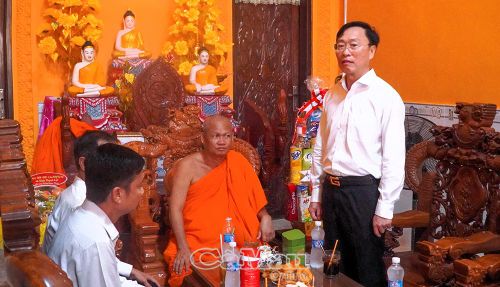 Đồng chí Huỳnh Hữu Trí, Ủy viên Ban Thường vụ Tỉnh ủy, Chủ nhiệm Ủy ban Kiểm tra Tỉnh ủy, chúc Tết tại Chùa Kos Thum.