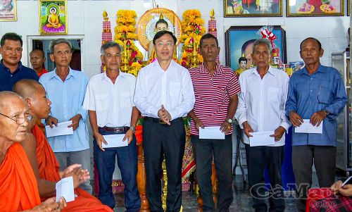 Chủ nhiệm Ủy ban Kiểm tra Tỉnh ủy Huỳnh Hữu Trí tặng quà cho Ban Quản trị và Ban Hoằng pháp chùa Đầu Sấu.