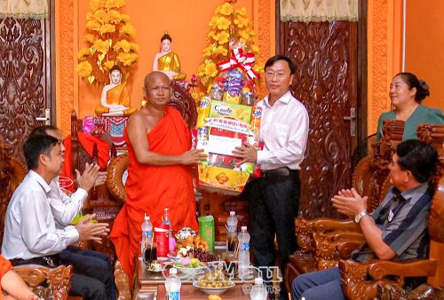 Đồng chí Huỳnh Hữu Trí, Chủ nhiệm Ủy ban Kiểm tra Tỉnh ủy, tặng quà cho các vị sư sãi chùa Kos Thum.