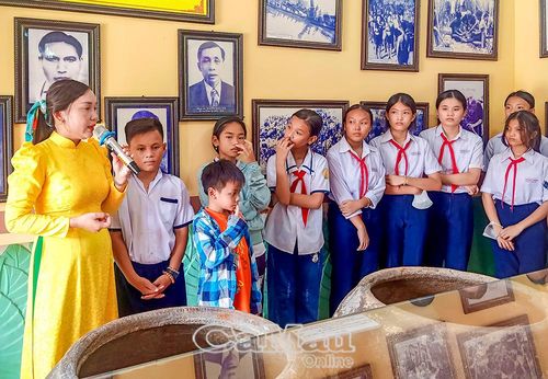 Hoạt động tham quan, học tập tại Khu Căn cứ Tỉnh ủy Xẻo Ðước (xã Phú Mỹ) góp phần giáo dục truyền thống cho thế hệ trẻ, thông qua hướng dẫn của Bảo tàng tỉnh Cà Mau.