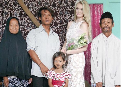 Cặp đôi tổ chức đám cưới đơn giản tại quê chú rễ ở Indonesia.