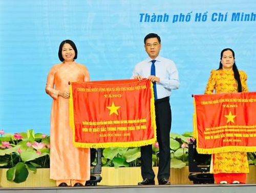 Phó Chủ tịch HĐND TPHCM Nguyễn Văn Dũng trao cờ thi đua cho các tập thể