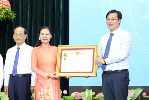 Phó Bí thư Thường trực Thành ủy TPHCM Lê Quốc Phong trao Huân chương Độc lập hạng ba cho bà Nguyễn Thị Lệ, nguyên Phó Bí thư Thành ủy, Chủ tịch HĐND TPHCM