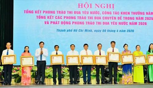 Trao Huân chương cho các tập thể, cá nhân