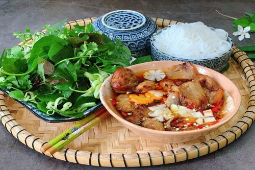 Bún chả thích hợp ăn cả mùa đông lẫn mùa hè. (Ảnh: AucoverVietnam)