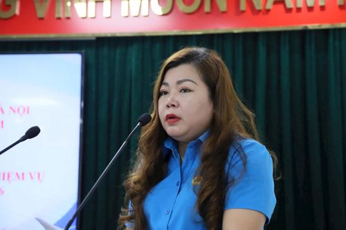 Phó Chủ tịch Công đoàn phường Hoàn Kiếm Nguyễn Thị Thanh Huyền báo cáo sơ kết hoạt động Công đoàn quý I năm 2026. Ảnh: PV