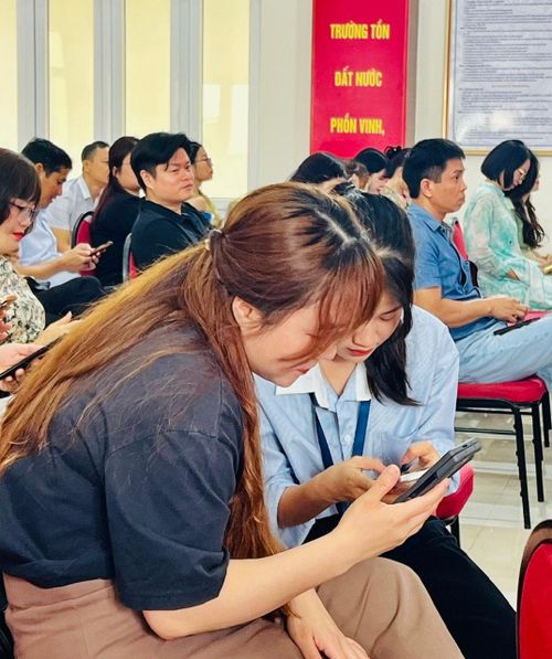 Kỹ thuật viên Sở Khoa học - Công nghệ Hà Nội hướng dẫn cán bộ phường Phú Thượng sử dụng phần mềm thuận lợi. Ảnh: PV