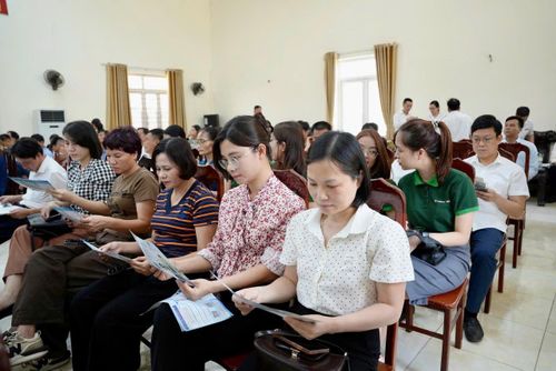 Người dân tìm hiểu về cách cài đặt và sử dụng Etax Mobile. Ảnh: Vũ Hậu.