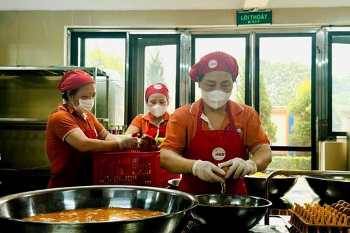 Thực hiện quy trình chế biến phục vụ bữa ăn bán trú tại bếp ăn Trường Tiểu học Đoàn Khuê, phường Việt Hưng. Ảnh: Mai Hoa
