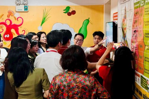 Phân tích nội dung tích hợp trên Cổng thông tin thực phẩm và thực đơn dinh dưỡng, hỗ trợ quy trình tổ chức bữa ăn bán trú công khai, minh bạch. Ảnh: Mai Hoa