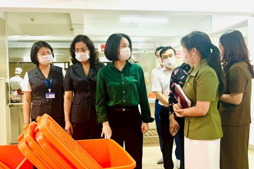 Kiểm tra quy trình bảo đảm vệ sinh trong khu bếp của Trường Tiểu học Đoàn Khuê, phường Việt Hưng, Hà Nội. Ảnh: Mai Hoa