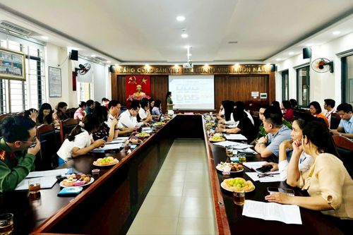 Hiệu trưởng Trường Tiểu học Đoàn Khuê Trần Thị Phương Dung phân tích quy trình mô hình bữa ăn bán trú tại trường. Ảnh: Mai Hoa