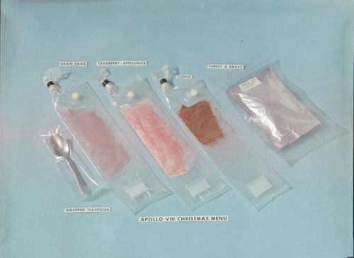 Thực đơn Giáng sinh trên tàu Apollo 8 năm 1968 bao gồm nước nho sấy khô, sốt táo cranberry và cà phê, cũng như một gói đồ ăn ướt chứa gà tây và nước sốt. Ảnh: Nasa.gov