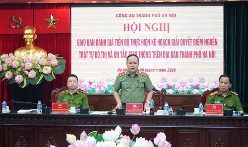 Trung tướng Nguyễn Thanh Tùng, Ủy viên Ban Thường vụ Thành ủy, Bí thư Đảng ủy, Giám đốc Công an thành phố Hà Nội phát biểu tại hội nghị. Ảnh: PV