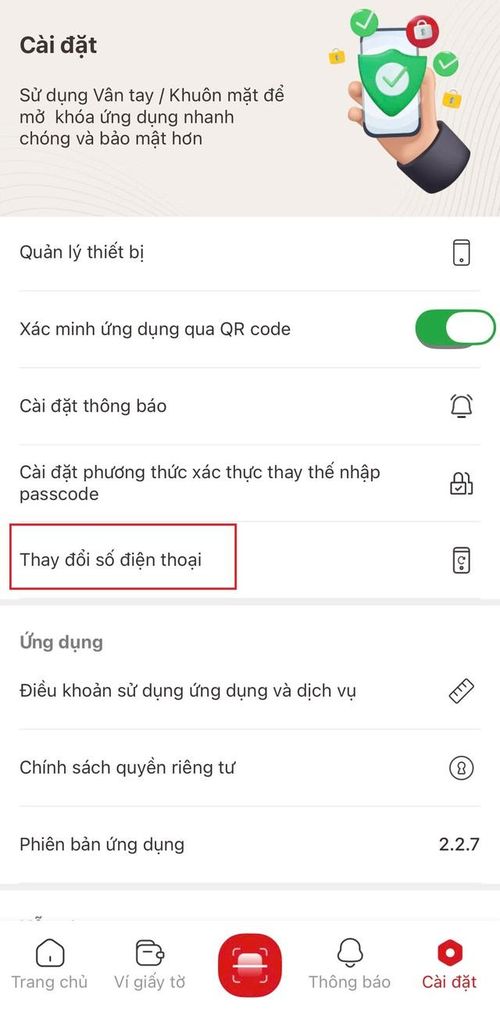 Người dùng thực hiện các bước đổi số điện thoại trên ứng dụng VNeID. Ảnh: Đan Tâm.