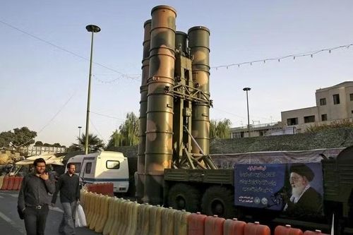 Hình ảnh cho thấy xe bệ phóng rất giống hệ thống tên lửa phòng không S-300PMU-2 mà Iran đã mua từ Liên bang Nga năm 2007 với số lượng 4 tổ hợp, việc giao hàng được thực hiện vào nửa cuối những năm 2010. Bệ phóng nói trên nằm ở ngoại ô Tehran.