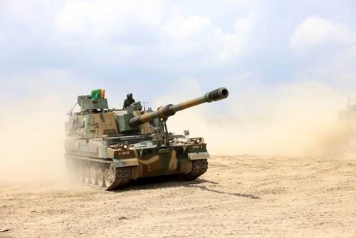 Kíp chiến đấu gồm 5 người, và lượng đạn dự trữ trong xe khoảng 48 viên. Pháo tự hành K9 được hỗ trợ bởi xe tiếp đạn K10, cơ cấu cầu vận chuyển giúp việc nạp lại nhanh chóng trong khi binh sĩ không phải ra khỏi xe.