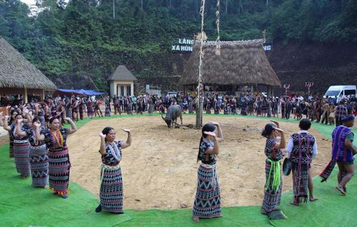 Vũ điệu tung tung, da dá vang vọng uyển chuyển giữa đại ngàn Trường Sơn. Ảnh: Tấn Thành.