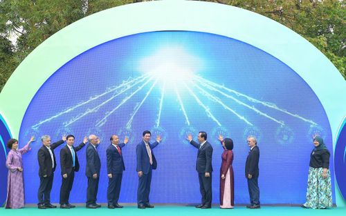Các đại biểu thực hiện nghi thức khai mạc VITM 2026.