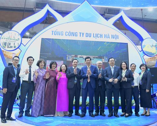 Đại biểu tham quan gian hàng.