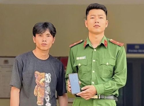 Công an xã Du Già tuyên truyền, giải thích về các thủ đoạn lừa đảo và đề nghị anh Tủa không chuyển tiền cho đối tượng lừa đảo.