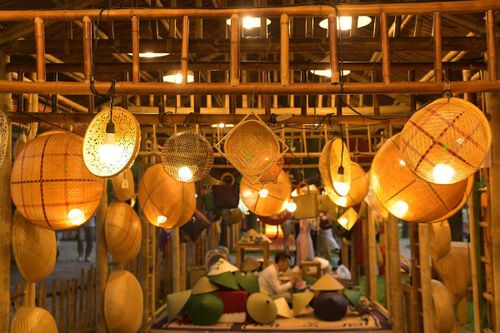 Ánh sáng lung linh, thắp sáng không gian, gian hàng các làng nghề.