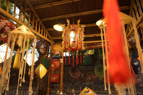 Trong dòng chảy kỷ niệm 950 năm Quốc Tử Giám, “Vườn ánh sáng” không chỉ dừng lại ở một không gian trưng bày nghệ thuật, mà còn khẳng định cách tiếp cận mới trong việc phát huy giá trị di sản. Khi những chất liệu truyền thống được “thắp sáng” bằng tư duy sáng tạo đương đại, di tích không còn là nơi lưu giữ ký ức tĩnh tại, mà trở thành không gian sống động, kết nối công chúng với chiều sâu văn hóa dân tộc. 