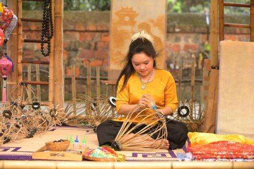 Nghệ nhân trẻ trình diễn làm đèn lồng.