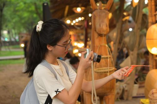 Bạn trẻ tìm hiểu sản phẩm làng nghề tại không gian "Vườn ánh sáng".