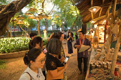 Nghệ nhân làng nghề cói Kim Sơn (Ninh Bình) giới thiệu sản phẩm làng nghề.