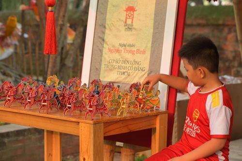 “Vườn ánh sáng” mở ra một hành trình trải nghiệm giàu cảm xúc, nơi quá khứ và hiện tại giao thoa, truyền thống và đương đại hòa quyện. 