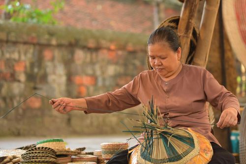 Nghệ nhân làm cói Kim Sơn (Ninh Bình).